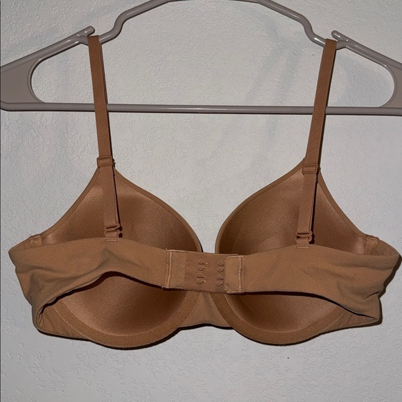 SKIMS Fits Everybody T-Shirt Bra - Picture 3 of 5